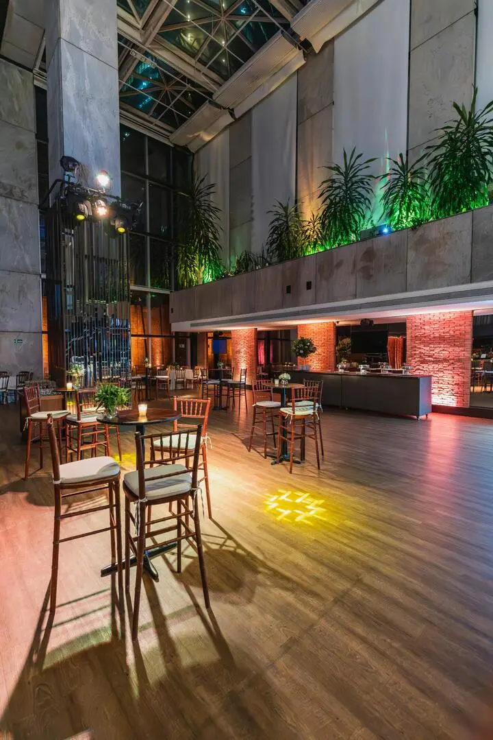 Uroczysta gala firmowa z elegancką sceną i wieczorną oprawą światła