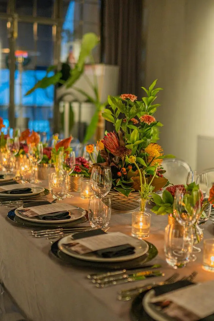 Dopracowany event firmowy z elegancką scenografią i obsługą gości