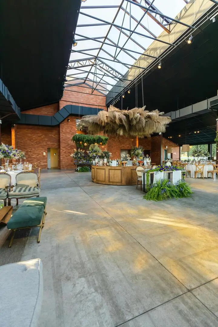 Minimalistyczny event w lofcie z neutralną paletą i eleganckimi detalami