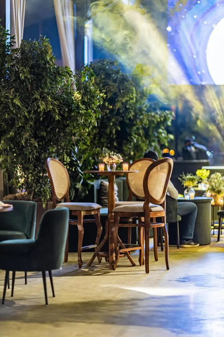 Uroczysta gala z efektownym oświetleniem i elegancką oprawą sali