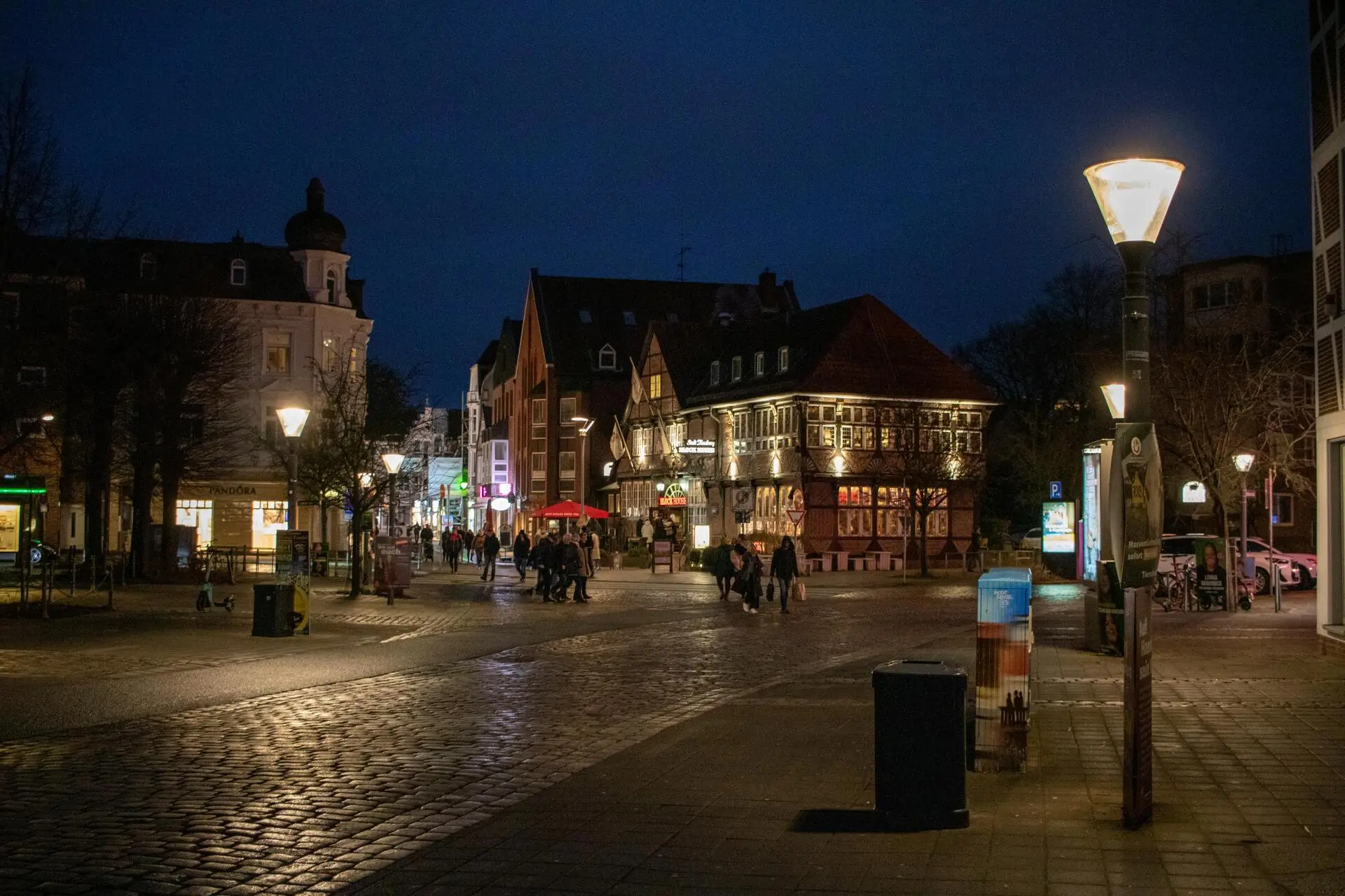 Wieczorne miasto z elegancką atmosferą spotkań i wydarzeń