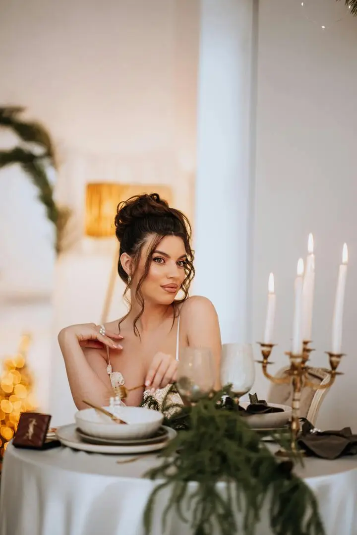 Eleganckie przyjęcie prywatne z nastrojową aranżacją stołów