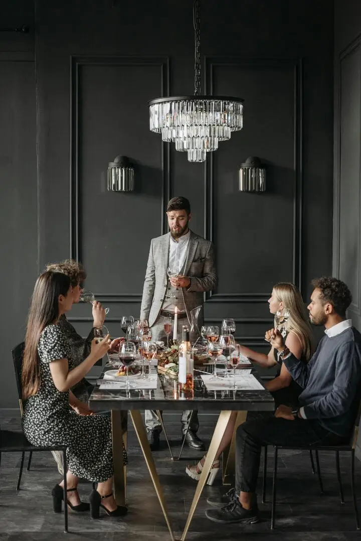 Eleganckie spotkanie integracyjne zespołu przy wspólnej kolacji